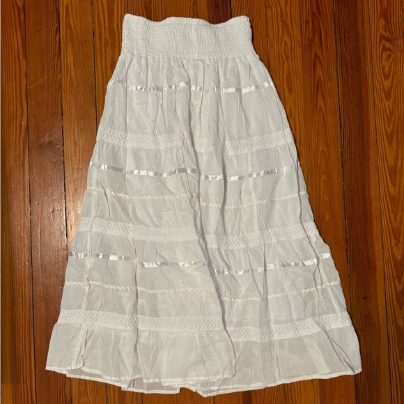 Elegant White Maxi Skirt - Picture 3 of 3